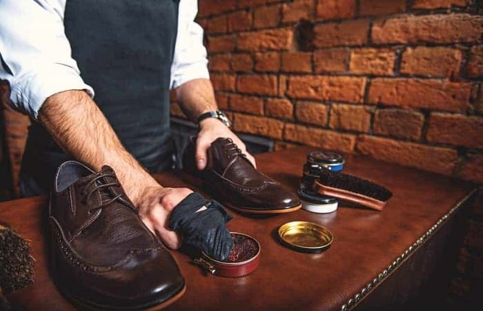 استفاده از کرم، واکس یا نرم‌ کننده‌ های مخصوص چرم
