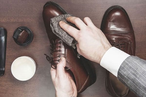 نحوه صحیح واکس زدن کفش چرم برای درخششی ماندگار