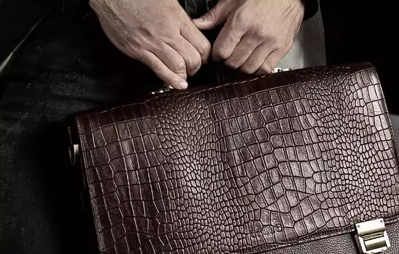 چرم طرح کروکو چیست؟ وقتی ظاهر لوکس مهمتر از منشا چرم می شود
